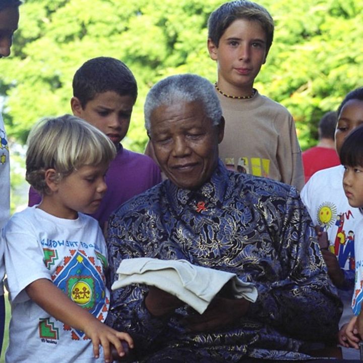 Schulen in Afrika: Nelson Mandela mit Schulkinder
