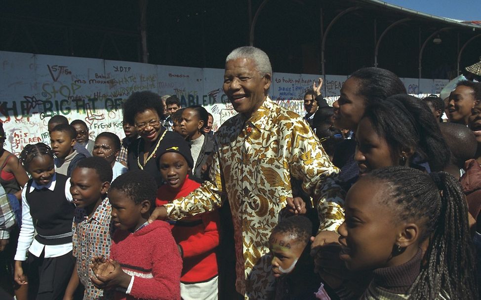 Mandela mit Kindern in Johannesburg. © UNICEF/Pirozzi.
