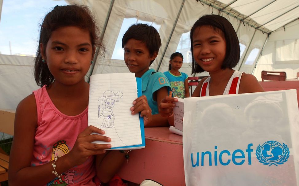 Kinder beim Malen in einem child friendly space. © UNICEF/Maitem 