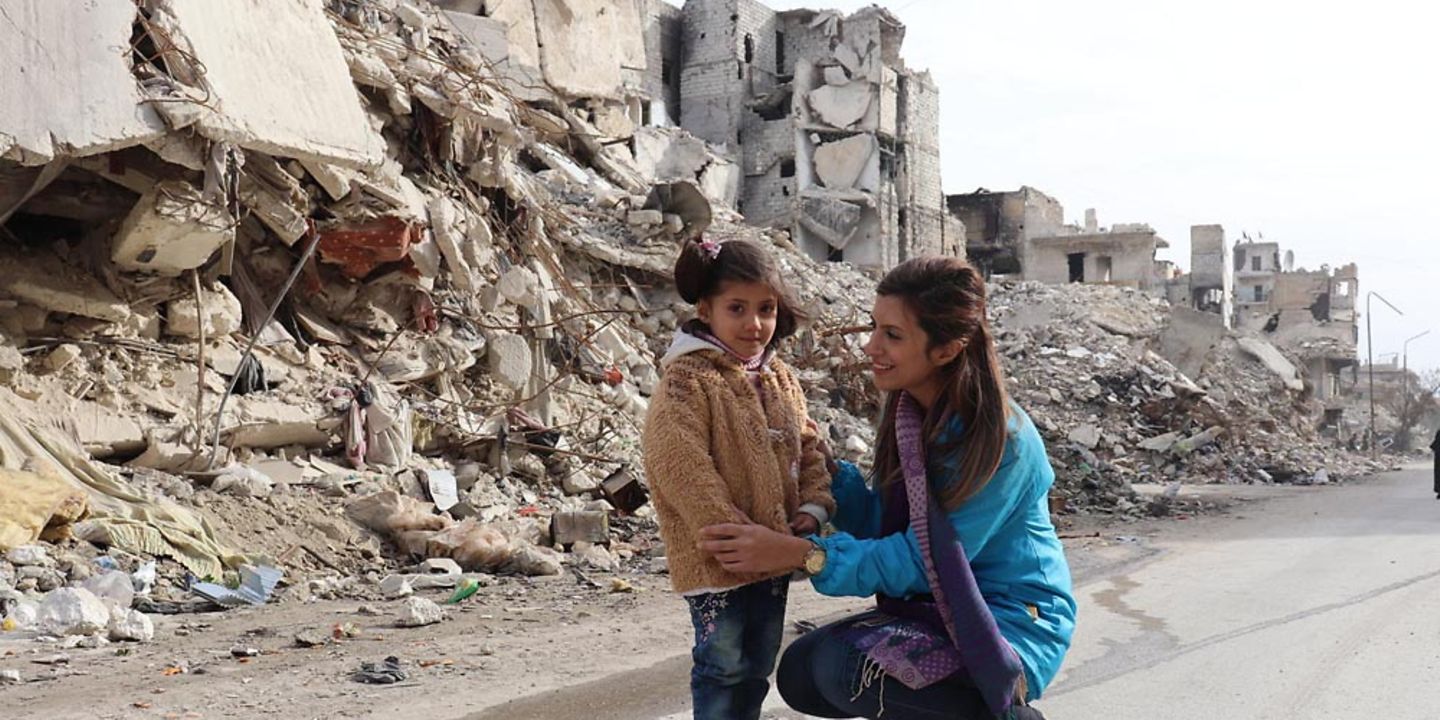 Syrien: UNICEF-Helferin Basma Ourfali spricht mit einem Kind | © UNICEF/Al-Issa
