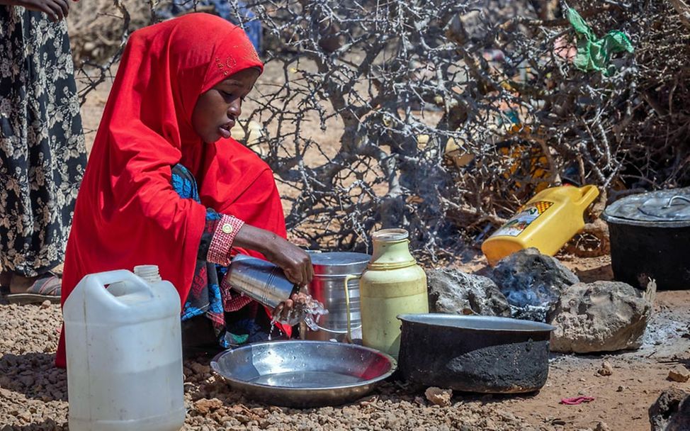 Hunger in der Welt: Ein Mädchen in Somalia wäscht sich die Hände. 