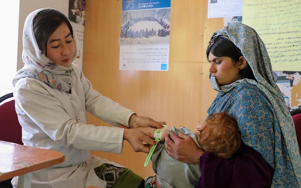 Hunger in der Welt: Eine Ernährungshelferin in Afghanistan untersucht ein Kind auf Mangelernährung.