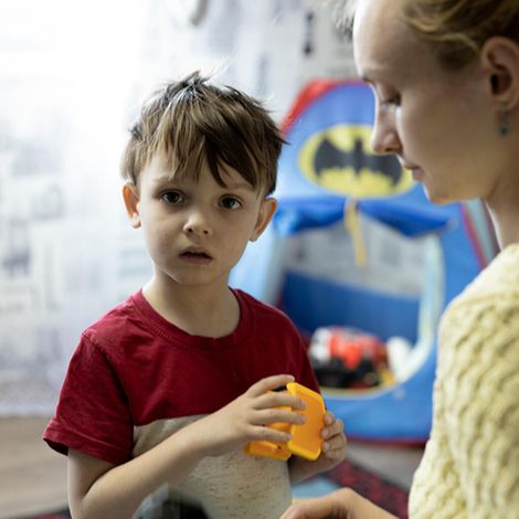 Ukraine-Krieg: Arthur aus Mariupol spielt mit seiner Mutter