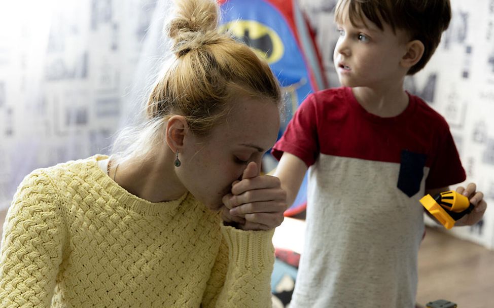 Ukraine-Krieg: Miranda aus Mariupol küsst liebevoll die Hand ihres Sohnes Arthur