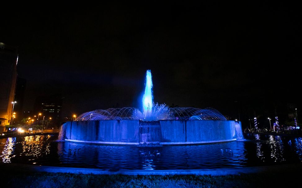 Venezuela: Die Lichter des Brunnens auf der Plaza Venezuela leuchten blau.