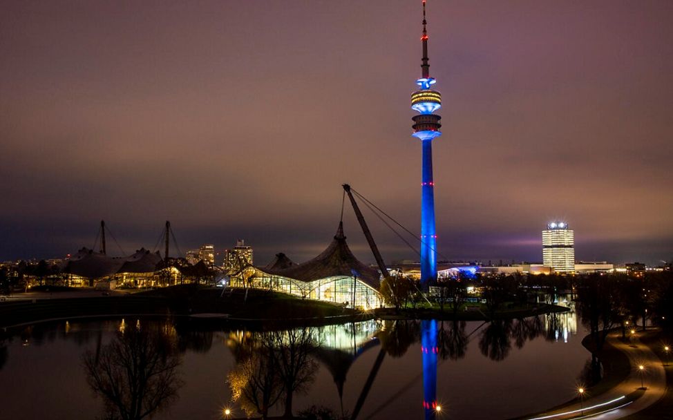 München: Der Olympia Turm ist blau erstrahlt am Tag der Kinderrechte.