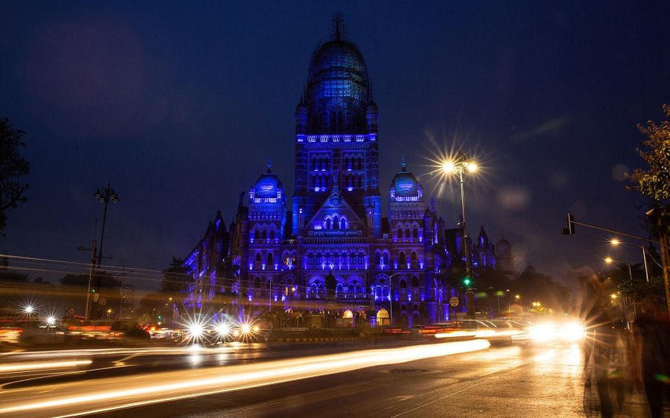 Der Chhatrapati Shivaji Terminus in Indien erstrahlte am Tag der Kinderrechte 2021 blau.