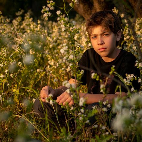 Chile: Ein Junge sitzt in einem Feld | © UNICEF/Merino