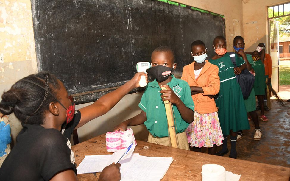 Uganda: Lehrerin misst Fieber in einer Grundschule.