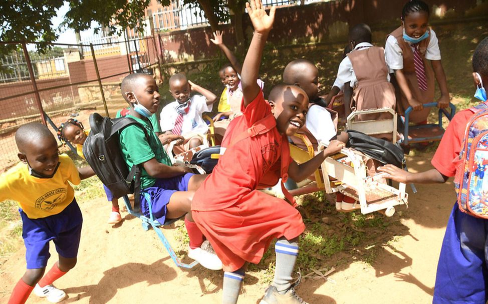 Uganda: Kinder spielen in der Pause auf dem Schulhof.