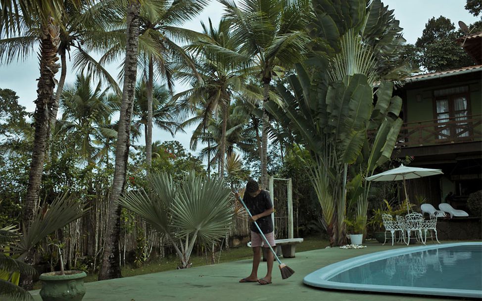 Brasilien: Caio hilft dabei Pools zu putzen.