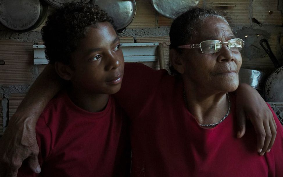 Brasilien: Caio mit seiner Großmutter im Arm.