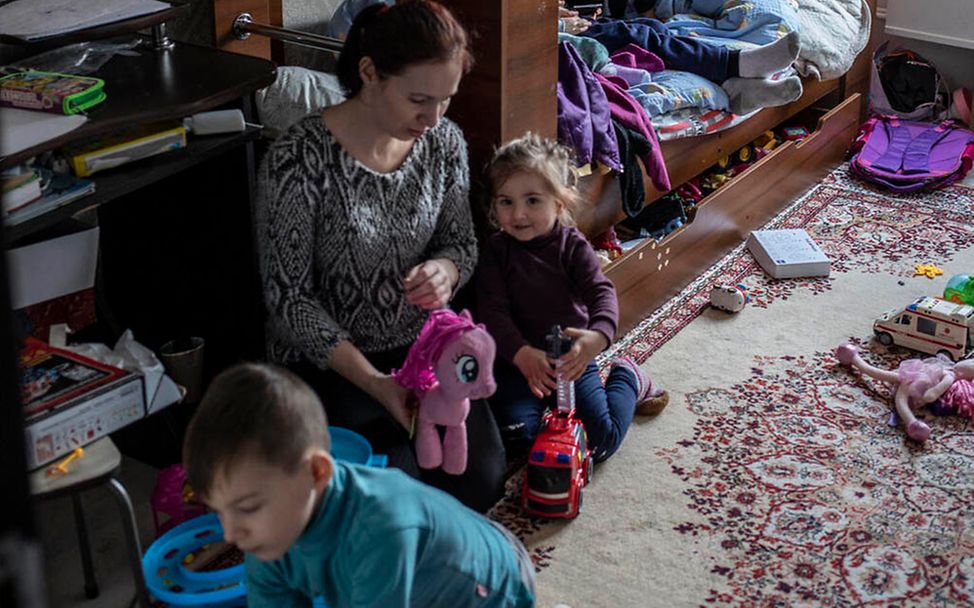 Ukraine-Krieg 100 Tage: Sivlana spielt mit ihrer Tochter Milana im Kinderzimmer ihrer Freunde.