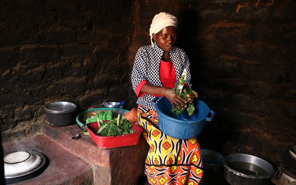 In Kenia bereitet eine Frau eine ausgewogene Mahlzeit für ihre Familie vor.