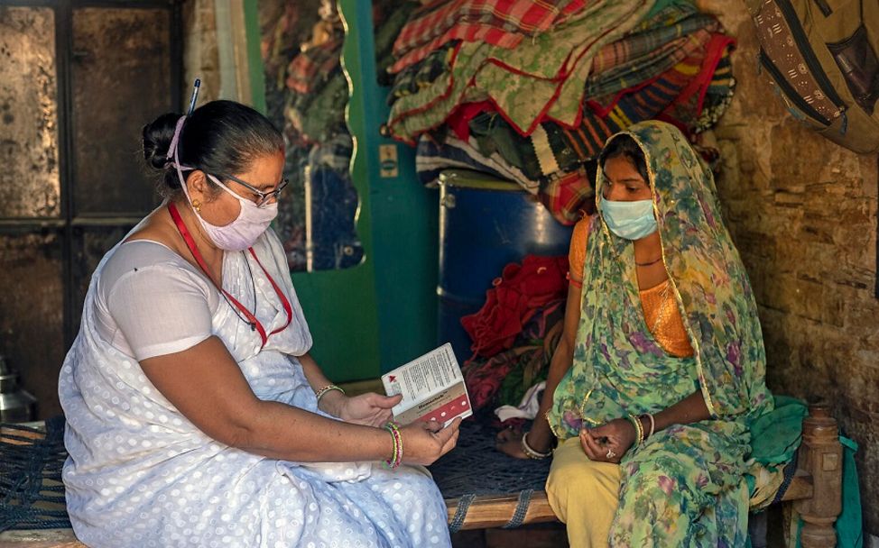 Gesundheitsmitarbeiterin in Indien misst den Hämoglobin-Wert einer schwangeren Frau