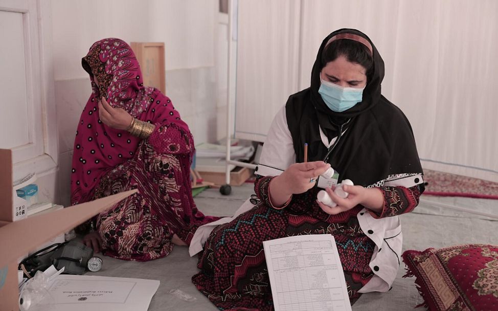 Afghanistan: Eine Hebamme gibt einer schwangeren Frau Nährstoffe.