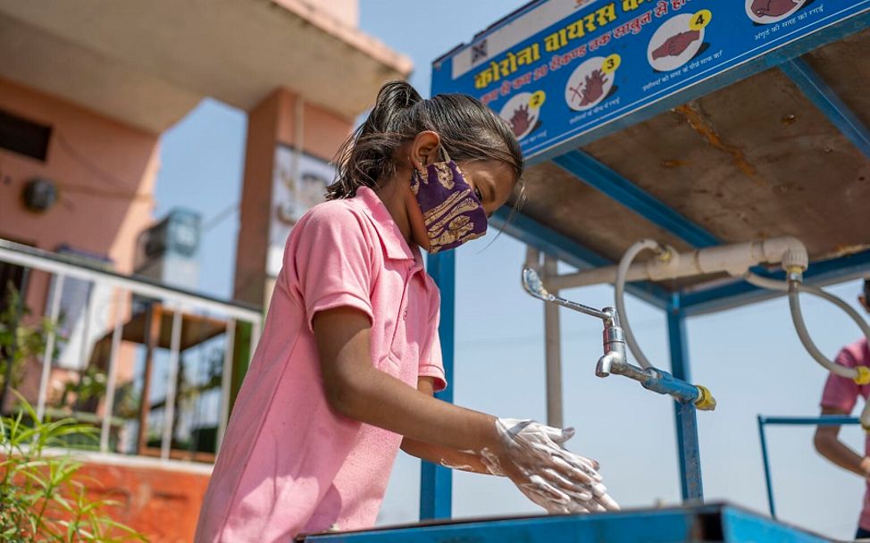 Mädchen in Indien wäscht sich die Hände