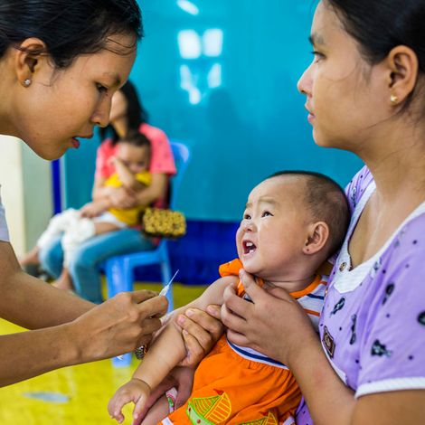 Kind in Myanmar erhält eine Impfung