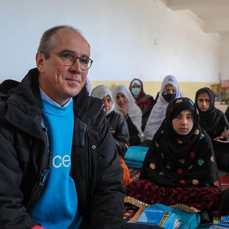Afghanistan: UNICEF-Geschäftsführer mit Schülerinnen in einem Learning Center | © UNICEF