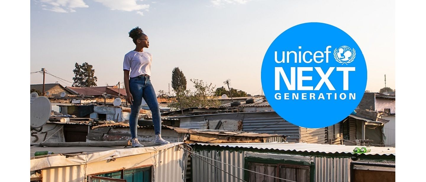 Frau steht auf Dach im Ivory Park in Südafrika