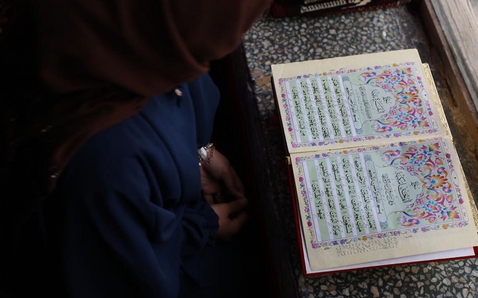 Konzentriert liest die 15-jährige Fatema aus Afghanistan in ihrem Schulbuch. 