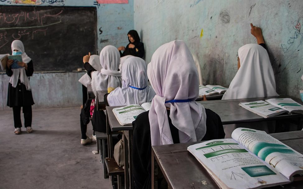 Afghanistan Kinder: Mädchen sitzen in einem Klassenzimmer