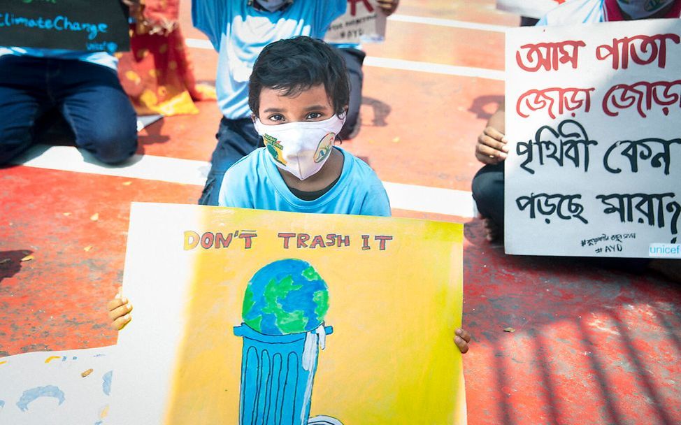 Ein Junge hält ein Plakat während des Globalen Klimastreiks.