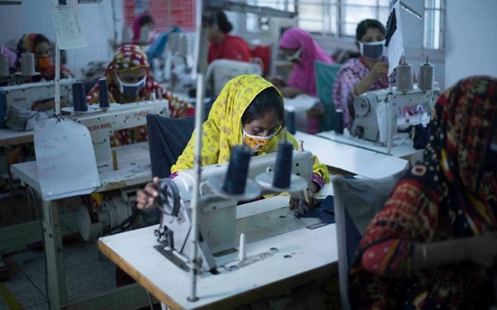 Eine Näherin in einer Textilfabrik in Bangladesch.