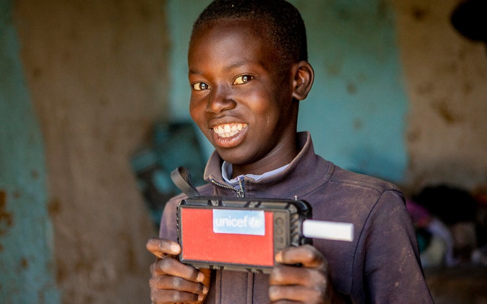 Mali: Makono zeigt sein Radio von UNICEF.