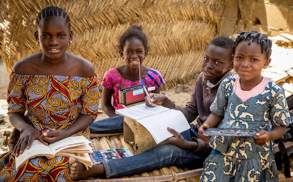 Mali: Makono sitzt zusammen mit seinen Schwestern vorm Radio und lernt.