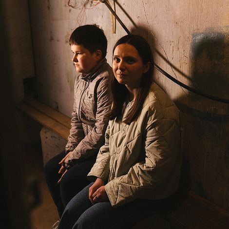Ukraine: Sasha und ihr Bruder Ivan im Keller ihres Hauses.