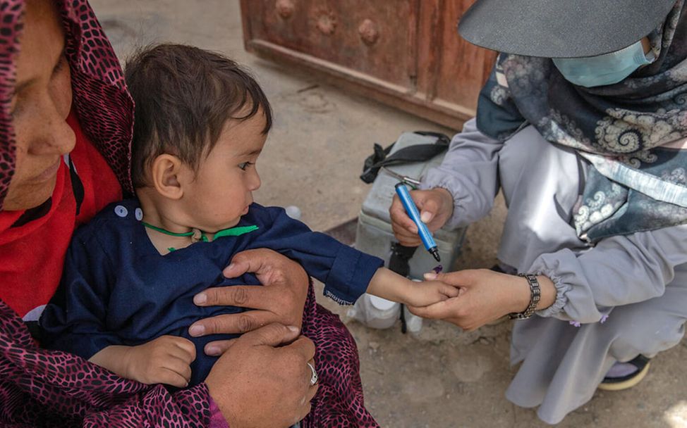 Afghanistan Kinder: Die Markierung am Finger zeigt, dass dieses Kind gegen Polio geimpft wurde
