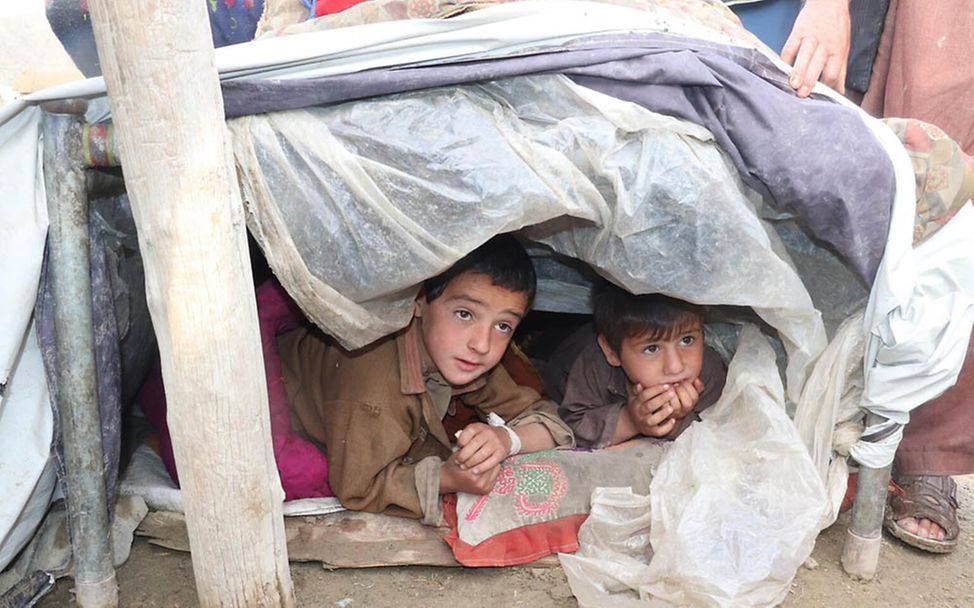 Afghanistan Kinder: Zwei Jungen haben durch das Erdbeben ihr Zuhause verloren