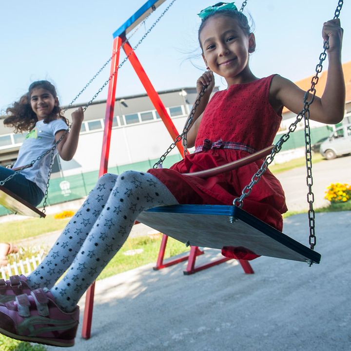 Gute Orte für Kinder: Zwei Mädchen auf einer Schaukel