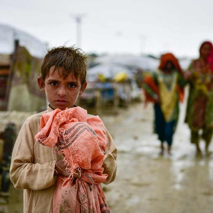 Monsun in Asien: Ein Junge steht im Schlamm nach Überschwemmungen in Pakistan
