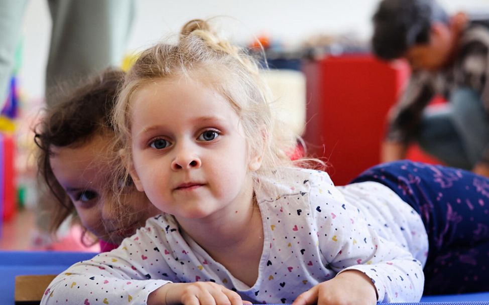 Ukraine Krieg: Geflüchtete Kinder im Kindergarten in Deutschland