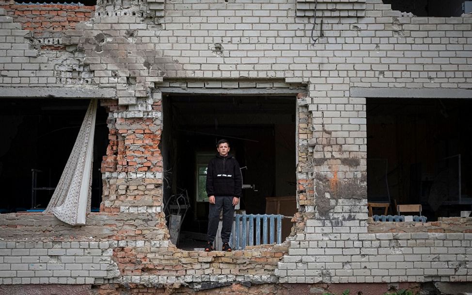 Ukraine: Der 13-jährige Nazar steht in den Mauern seiner zerbombten Schule.