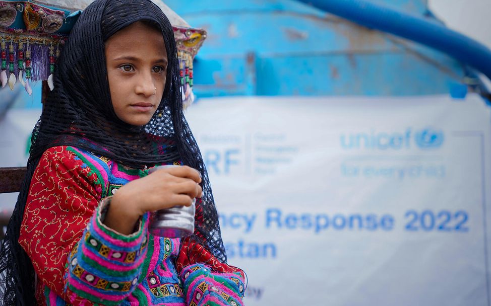 Pakistan: Die zehnjährige Shaziya trinkt sauberes Wasser aus einem Becher.