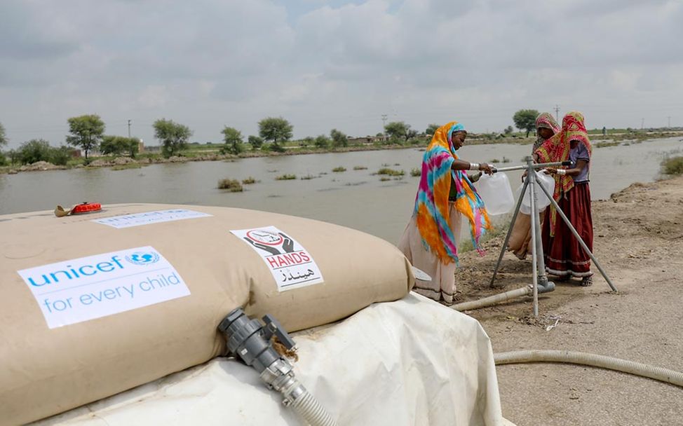 UNICEF stellt in Pakistan sicheres Wasser zum Trinken und Kochen bereit. 