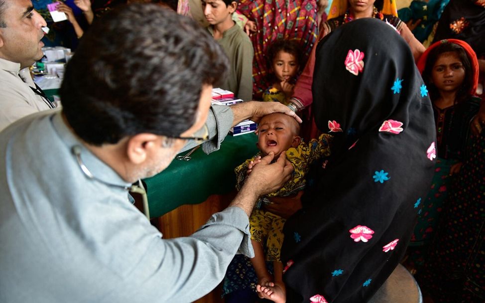 Pakistan: medizinische Hilfe für ein Kind.