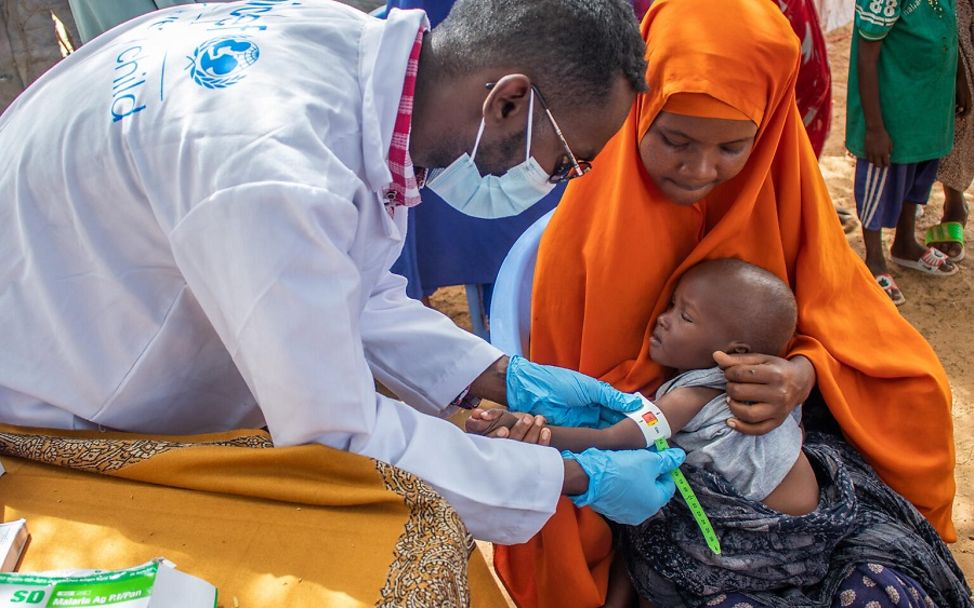 Somalia: Ein Kind wird auf dem Arm seiner Mutter auf Mangelernährung untersucht.