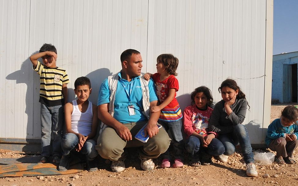 Syrien-Krieg: UNICEF-Helfer mit Kindern im Zaatari Camp in Jordanien