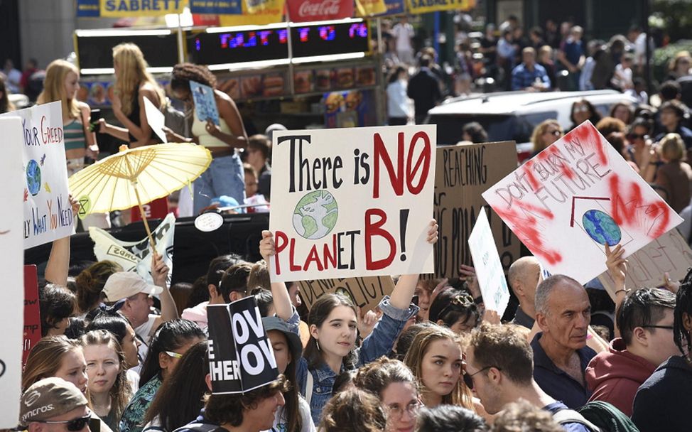 Klimastreik 2019: Klimaaktivist*innen halten Plakate hoch.