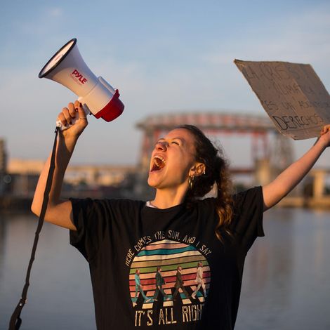 Klimaschutzaktivistin Nicole Becker aus Argentinien schreit ins Megafon