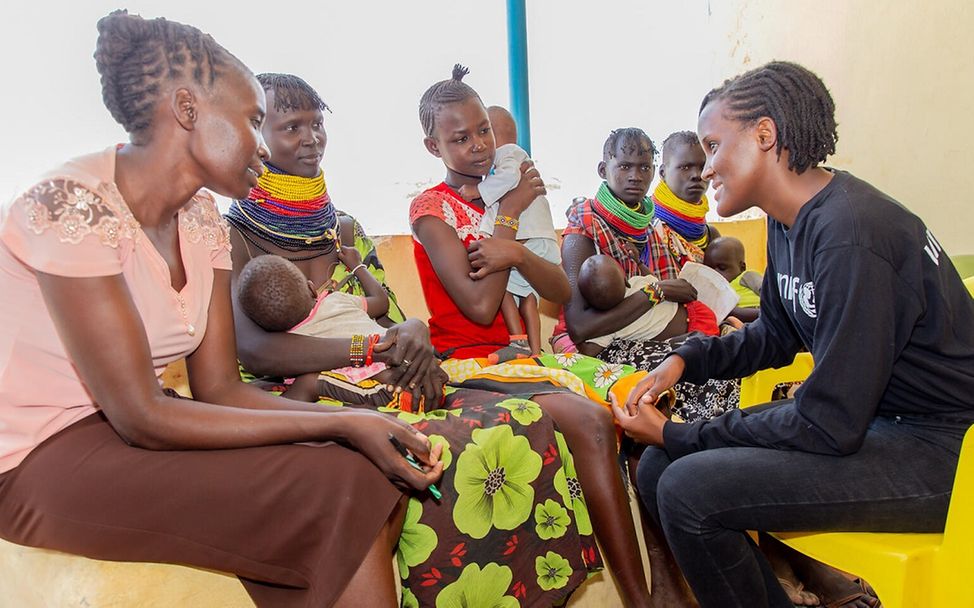UNICEF-Botschafterin Vanessa Nakate unterhält sich mit Müttern in Kenia.