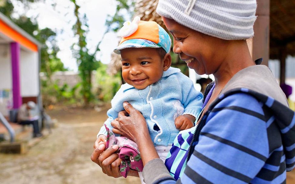 Madagaskar Spenden: Eine madagassische Mutter besucht mit ihrem Baby ein Ernährungszentrum. 