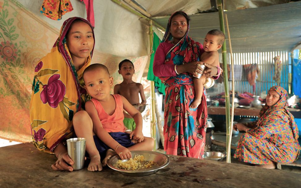 Spenden Bangladesch: Mutter mit Kind bei Essensausgabe in Rangpur Bangladesch