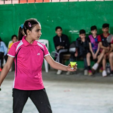 Syrien: Lona hält einen Badmintonschläger und Federball in den Händen.