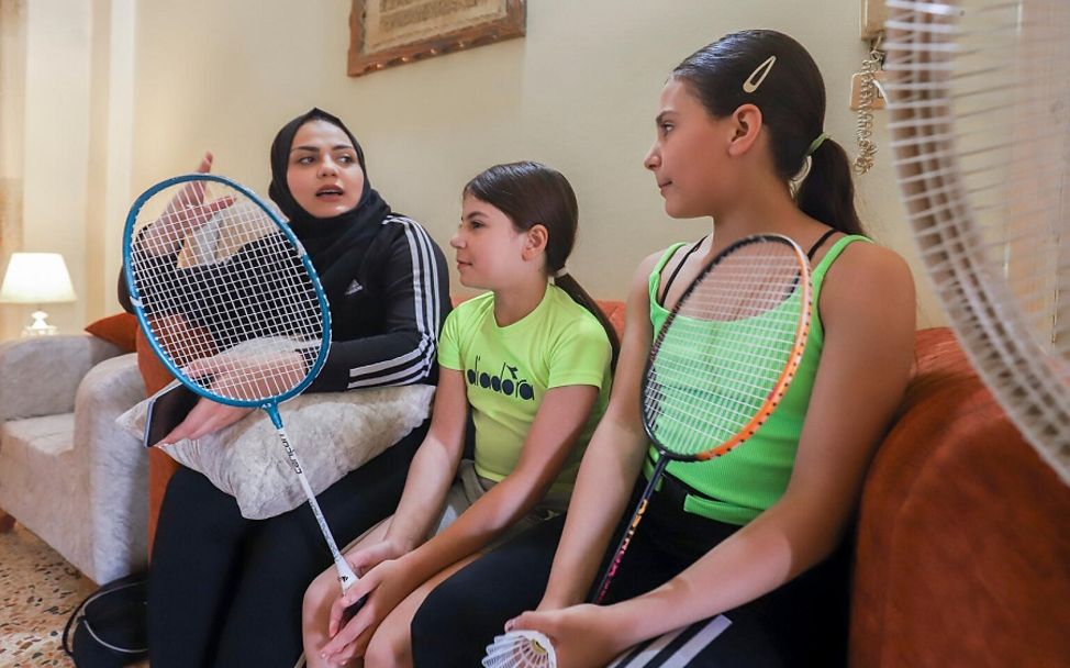 Syrien: Lona sitzt mit ihren beiden Schwestern auf einem Sofa.