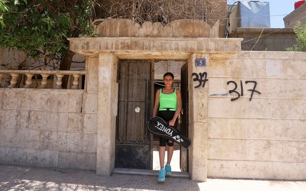 Syrien: Lona steht sportlich gekleidet vor ihrem Haus.